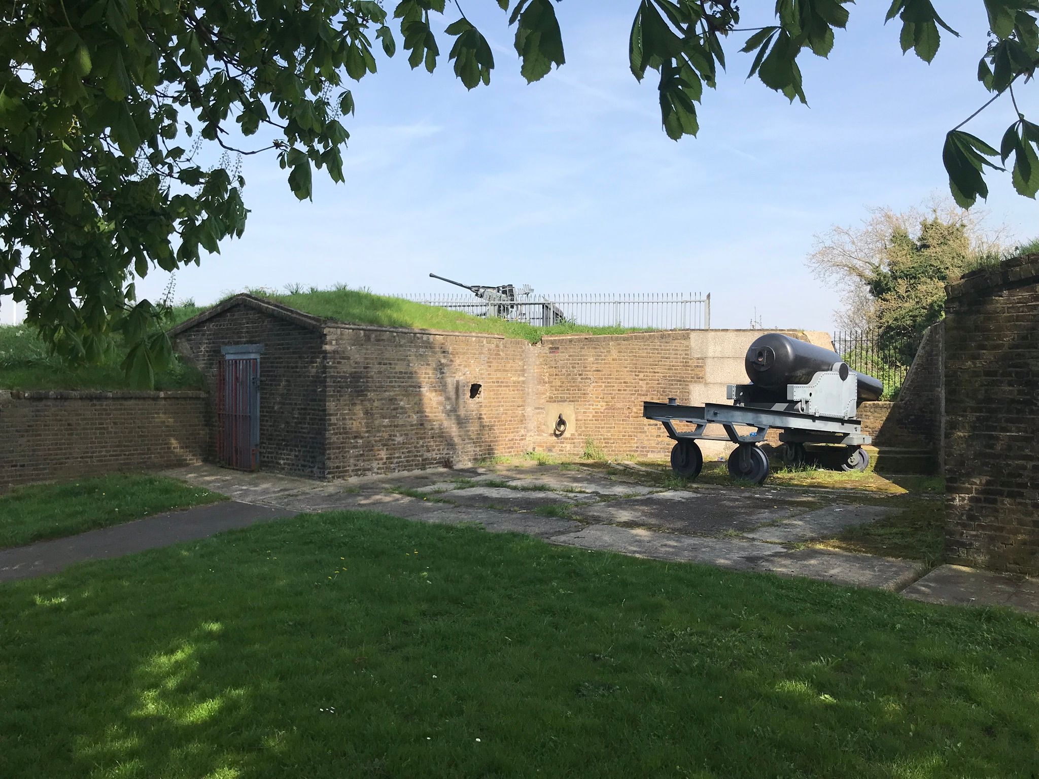 Cannon and anti-aircraft gun on the bank of the fort